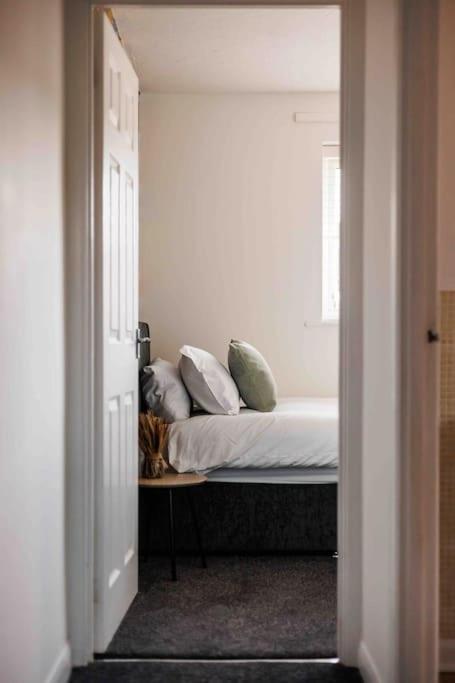 2 Bedroom House-Driveway - Bournemouth Hospital - Long Stay Discounts - Lima Apartments Ltd Екстер'єр фото