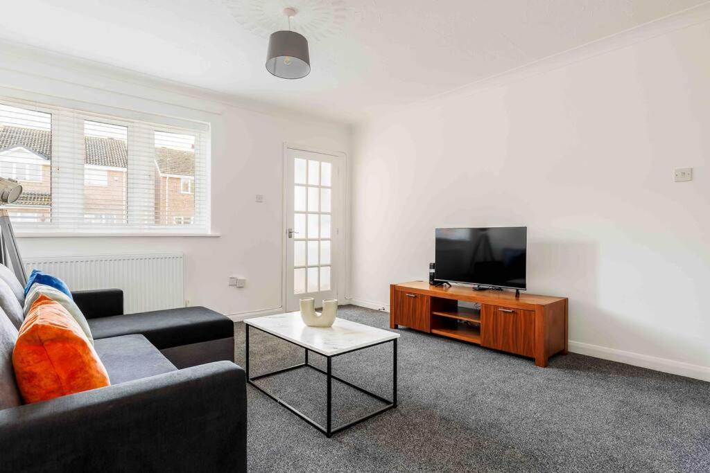 2 Bedroom House-Driveway - Bournemouth Hospital - Long Stay Discounts - Lima Apartments Ltd Екстер'єр фото