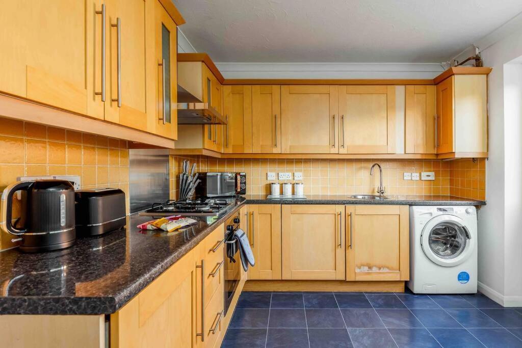 2 Bedroom House-Driveway - Bournemouth Hospital - Long Stay Discounts - Lima Apartments Ltd Екстер'єр фото