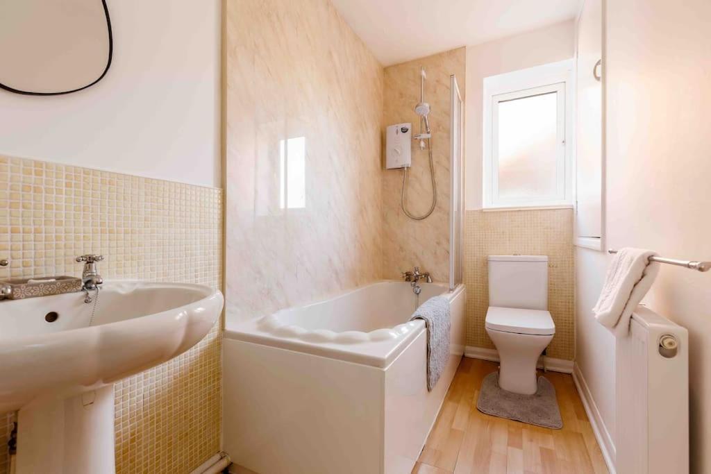 2 Bedroom House-Driveway - Bournemouth Hospital - Long Stay Discounts - Lima Apartments Ltd Екстер'єр фото