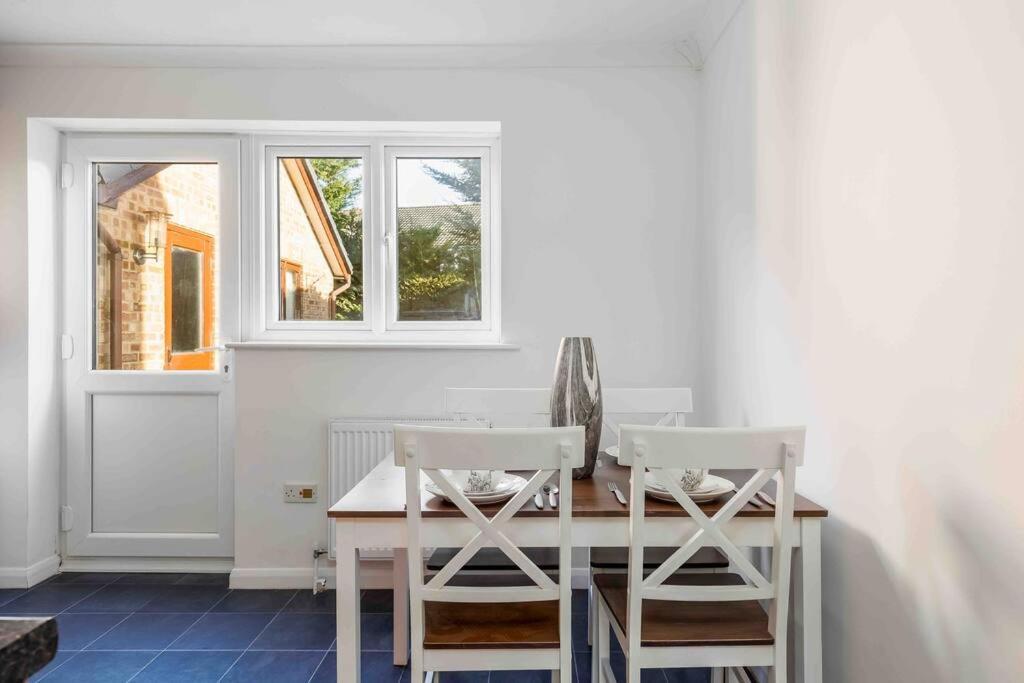 2 Bedroom House-Driveway - Bournemouth Hospital - Long Stay Discounts - Lima Apartments Ltd Екстер'єр фото